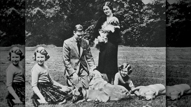 La famille royale avec des chiens en 1937