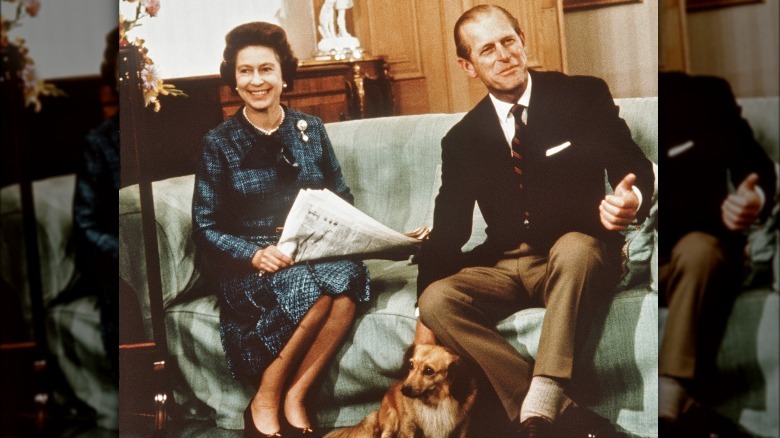 La reine Elizabeth et le prince Philip avec un chien