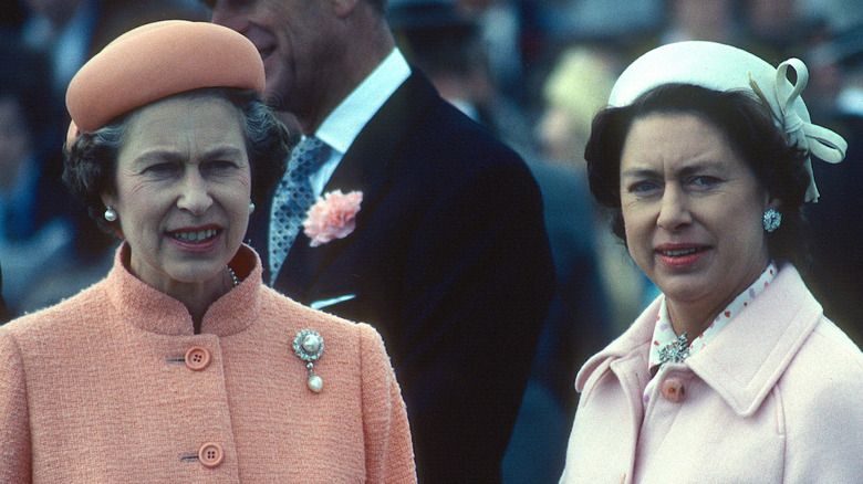 La reine Elizabeth et la princesse Margaret lors d'un événement 