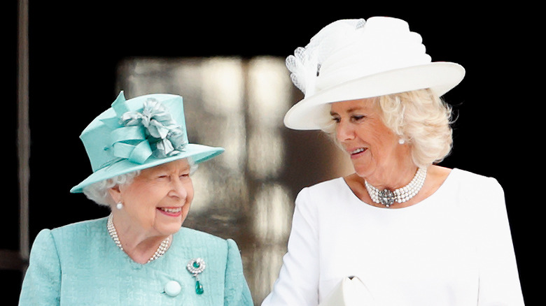 La reine et Camilla Parker-Bowles lors d'un événement 