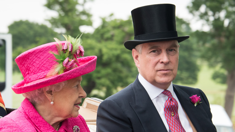 La reine Elizabeth et le prince Andrew lors d'un événement 