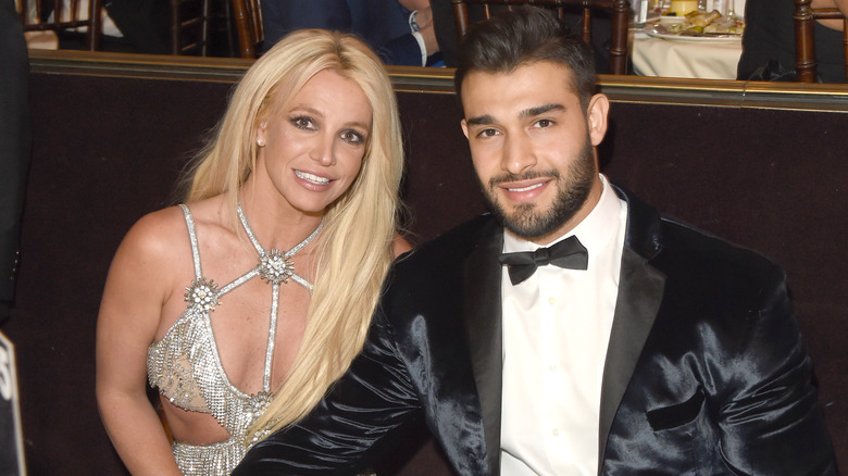 Britney Spears souriante avec Sam Asghari