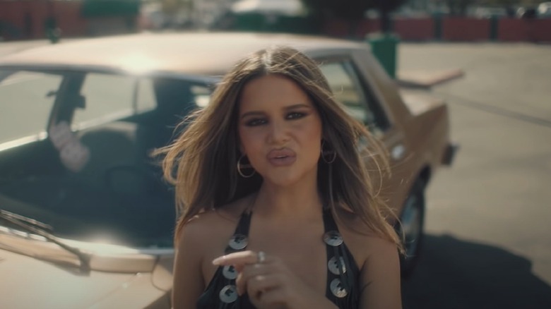 Maren Morris debout près d'une voiture