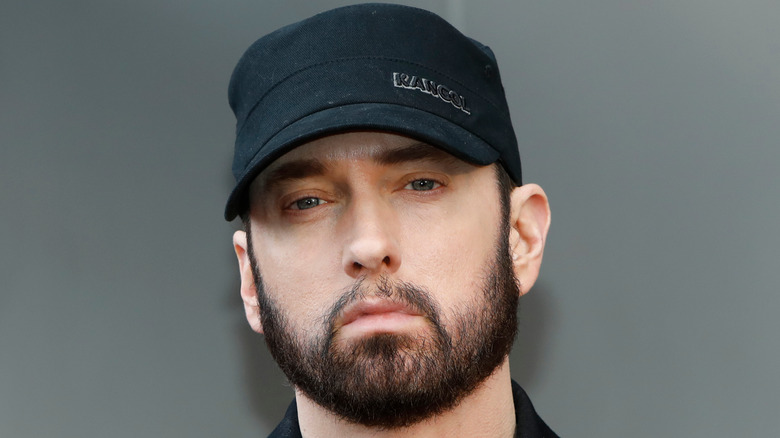 Eminem portant un chapeau noir