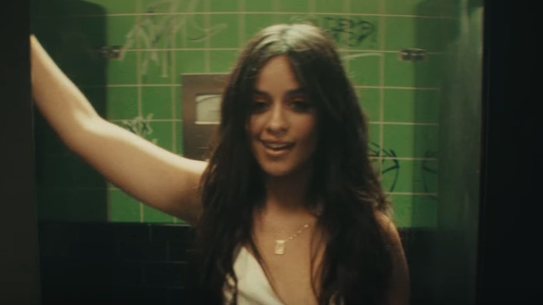 Camila Cabello souriante dans le clip