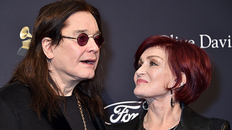 Ozzy et Sharon Osbourne posant à l'événement pré-Grammy 2020