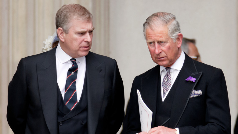 Le prince Andrew et le prince Charles ont l'air bouleversés