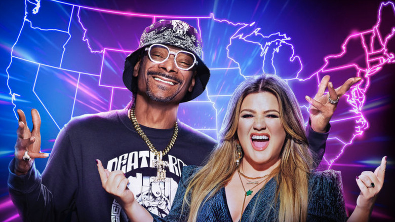 Snoop Dogg et Kelly Clarkson posant ensemble