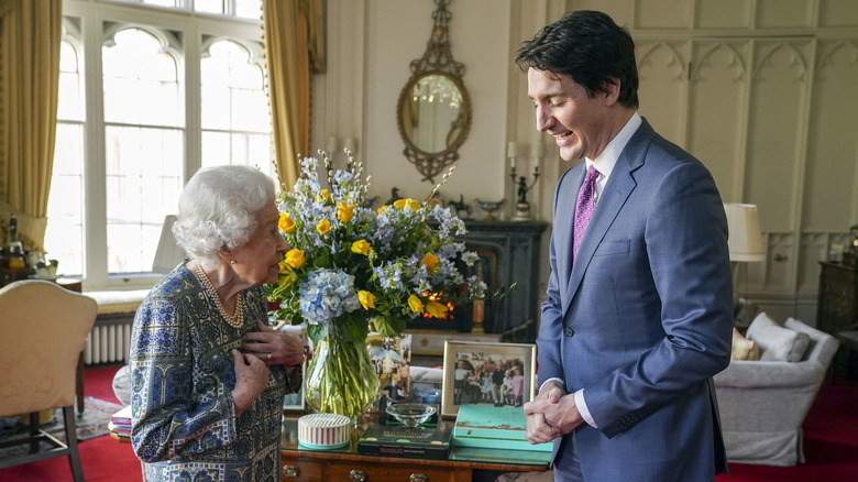 La reine Elizabeth II s'entretient avec Justin Trudeau