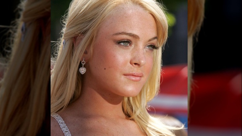 Lindsay Lohan a l'air solennelle