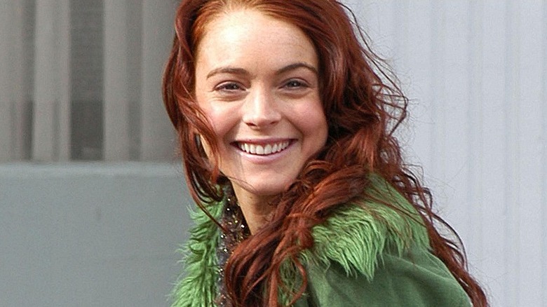 Lindsay Lohan souriante en haut vert