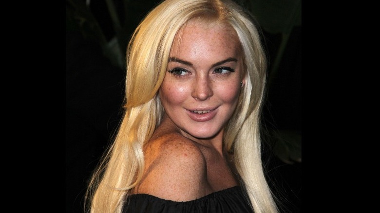 La blonde Lindsay Lohan pose 