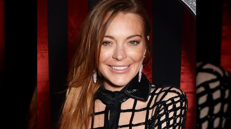 Lindsay Lohan porte des boucles d'oreilles en plumes d'argent