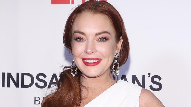 Lindsay Lohan avec une queue de cheval sur l'épaule