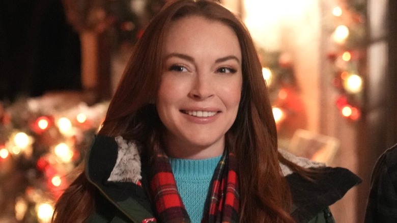 Lindsay Lohan souriant, lumières de Noël