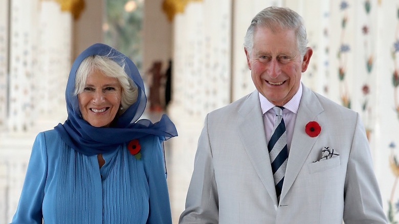 Camilla Parker Bowles et le prince Charles souriant