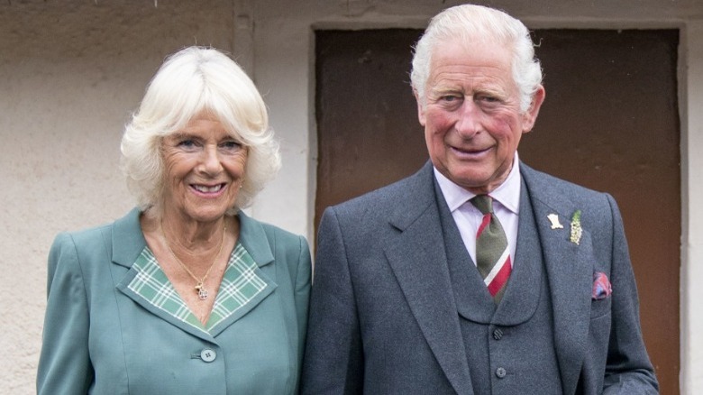 Camilla Parker Bowles et le prince Charles posant ensemble