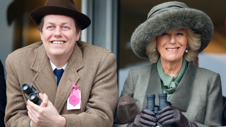 Tom Parker Bowles et Camilla Parker Bowles souriant