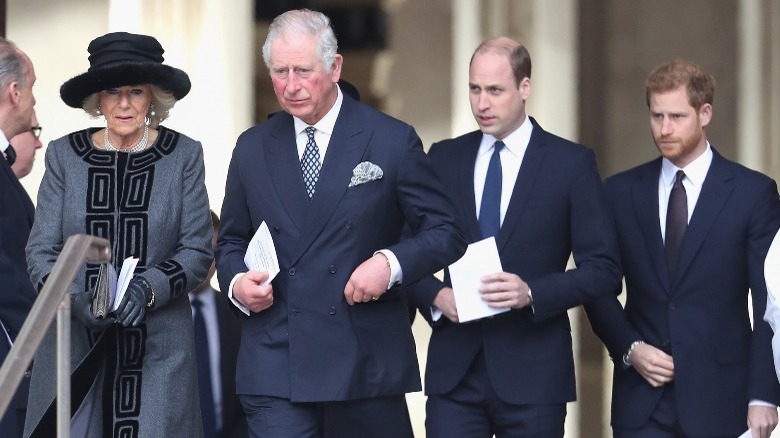 Camilla Parker Bowles, le prince Charles, le prince William et le prince Harry marchant ensemble