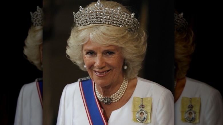 Camilla Parker Bowles dans un diadème souriant