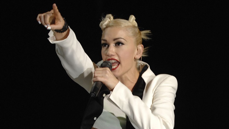 Gwen Stefani pointant du doigt