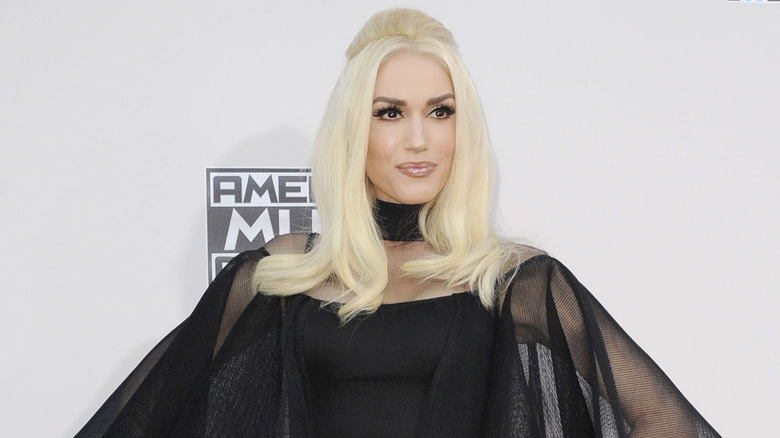 Gwen Stefani posant