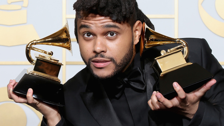 The Weeknd tenant des Grammy Awards