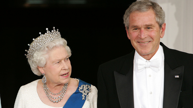 La reine Elizabeth parle à George. W.Bush