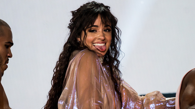 Camila Cabello tire la langue