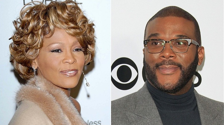 Gauche : Whitney Houston souriant, Droite : Tyler Perry, souriant doucement