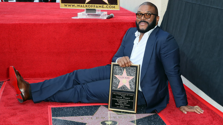 Tyler Perry souriant, avec son étoile sur le Hollywood Walk of Fame 