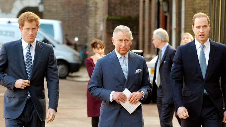 Le prince Harry, le prince Charles et le prince William marchant