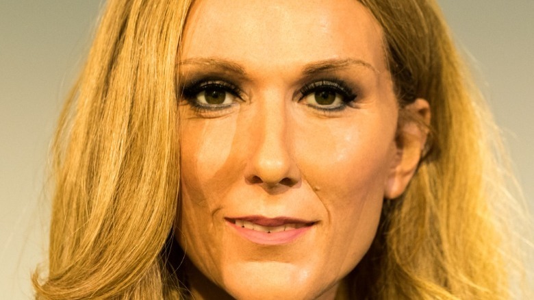 Céline Dion sourit directement à la caméra