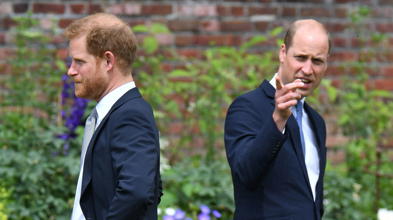 Harry et William regardent ailleurs