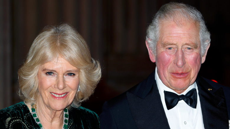 Camilla Parker Bowles et le prince Charles posent