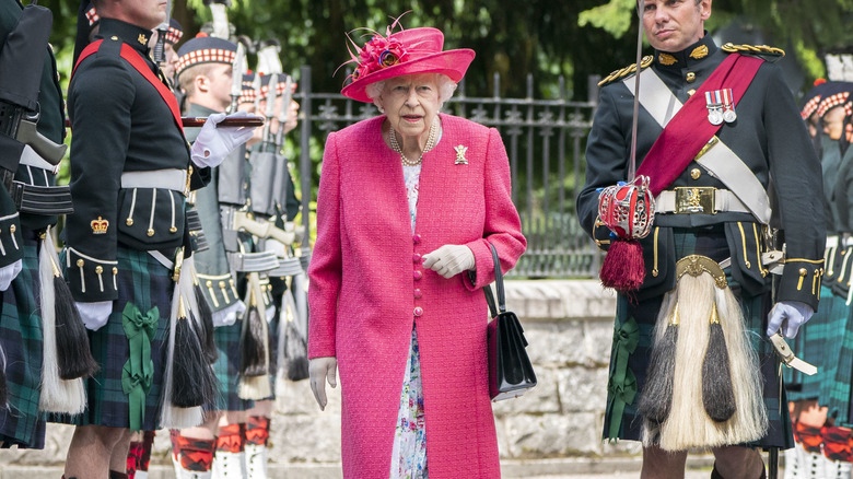 La reine Elizabeth sort en public