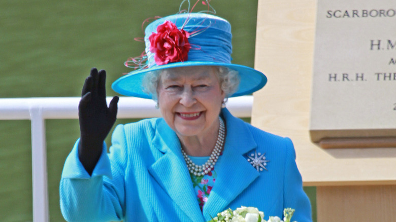 La reine Elizabeth II saluant