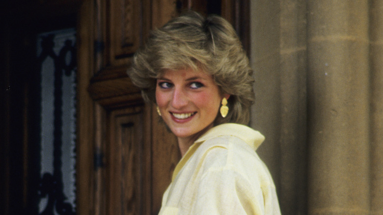 La princesse Diana souriant par-dessus son épaule