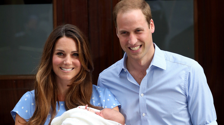 Kate Middleton, le prince William et le prince George à l'extérieur de l'hôpital