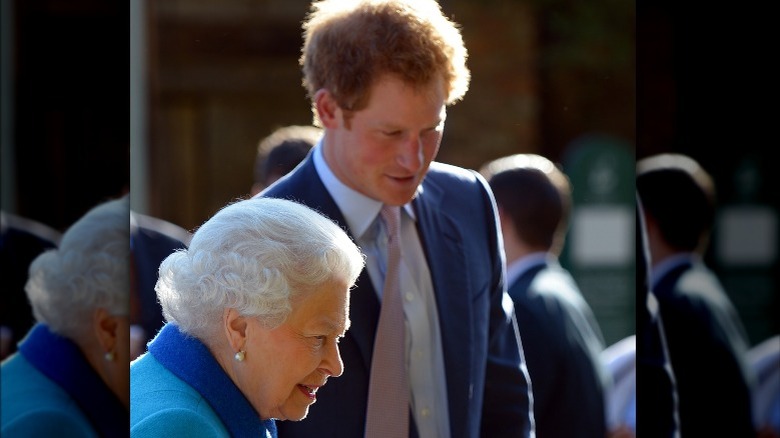 La reine Elizabeth et le prince Harry se parlent