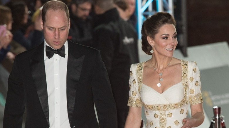 Le prince William et Kate Middleton marchant aux BAFTA