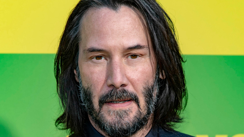 Keanu Reeves a l'air sérieux