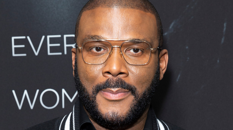 Tyler Perry regarde la caméra