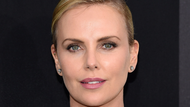 Charlize Theron regarde la caméra, première d'Atomic Blonde