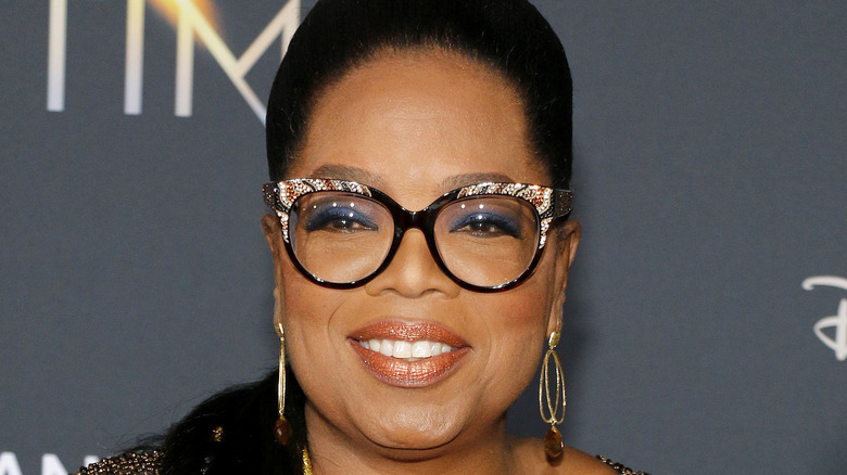 Oprah Winfrey souriante sur le tapis rouge