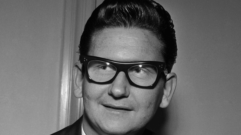 Roy Orbison souriant, noir et blanc