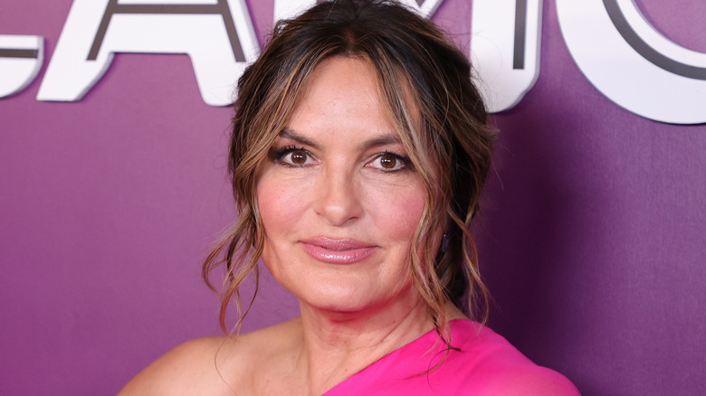 Mariska Hargitay regarde la caméra