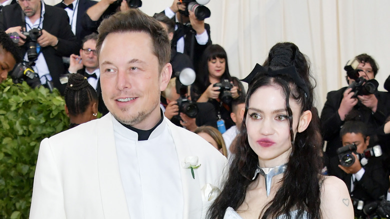 Elon Musk et Grimes souriants