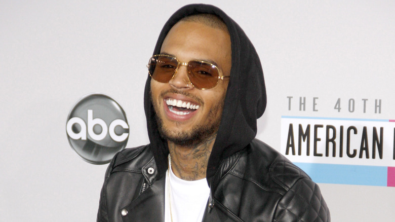 Chris Brown sourit