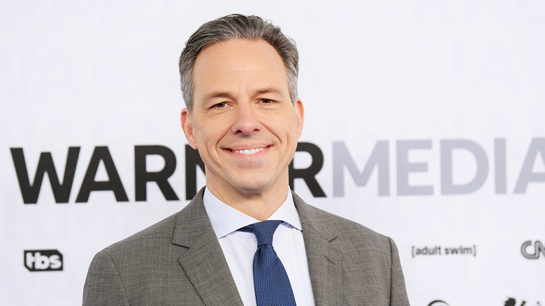 Jake Tapper pose en costume-cravate